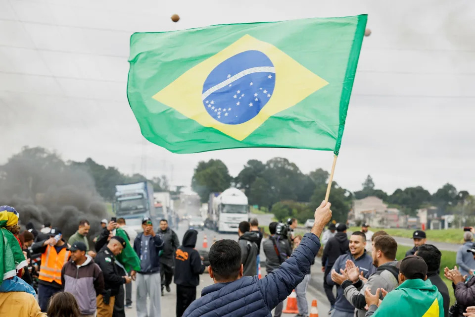 Manifestações golpistas acontecem desde domingo (30) após bolsonaristas não reconhecerem o resultado das eleições. (Foto: REUTERS/Rodolfo Buhrer)