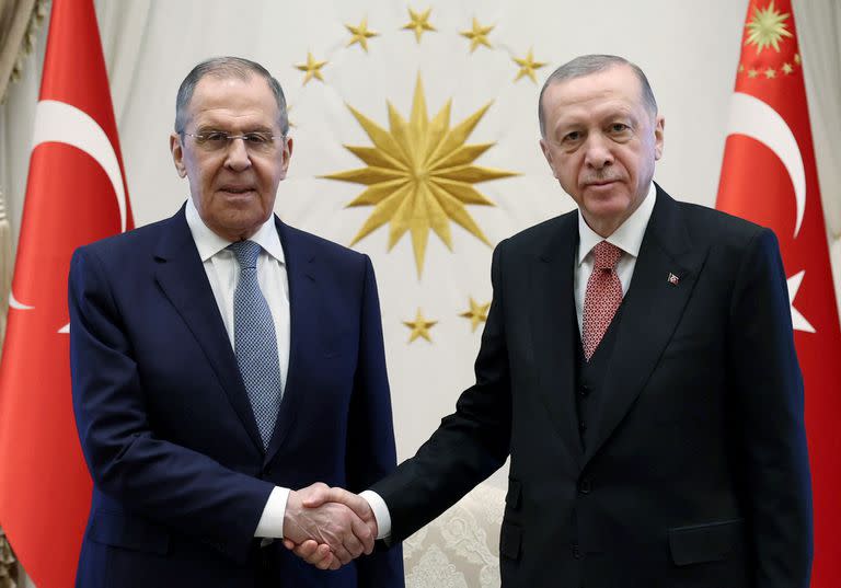 Una imagen facilitada por la Oficina de Prensa Presidencial turca el 7 de abril de 2023, muestra al presidente turco Recep Tayyip Erdogan estrechando la mano del ministro de Asuntos Exteriores ruso Sergei Lavrov en el Complejo Presidencial, en Ankara.