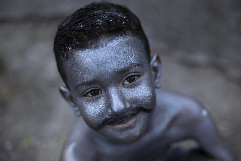 Un niño cubierto de pintura corporal plateada sonríe durante el desfile Loucura Suburbana previo al Carnaval en Brasil, en Río de Janeiro, el jueves 8 de febrero de 2024. (AP Foto/Bruna Prado)