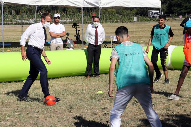 Emmanuel Macron jouant au football lors d'une visite à Chambord en juillet 2020 (illustration) (Photo: POOL via REUTERS)