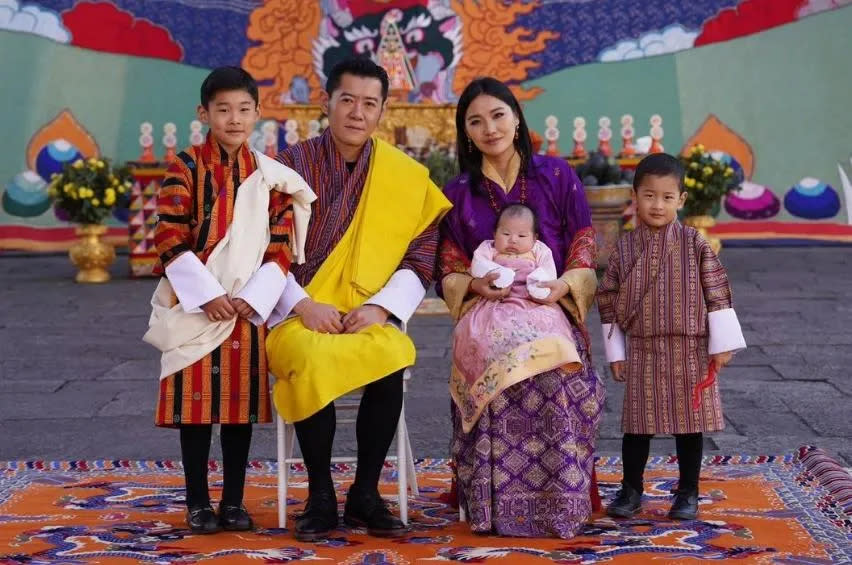 地球禪者洪啟嵩禪師在不丹見到最帥國王凱薩爾旺楚克，參加「文明地球幸福論壇」帶回祝台灣幸福的6個秘密。圖為 不丹國王全家福。(圖／翻攝自不丹國王kingjigmekhesar ig)