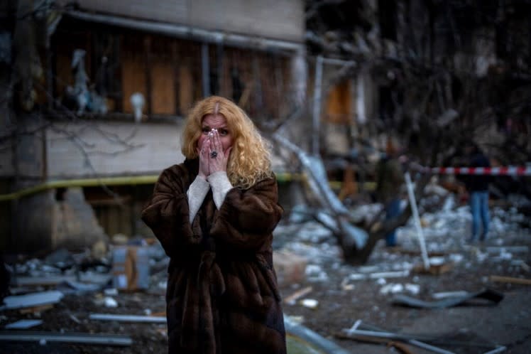 烏克蘭女子無助地站在被摧毀的街道上。（圖／AP NEWSROOM）