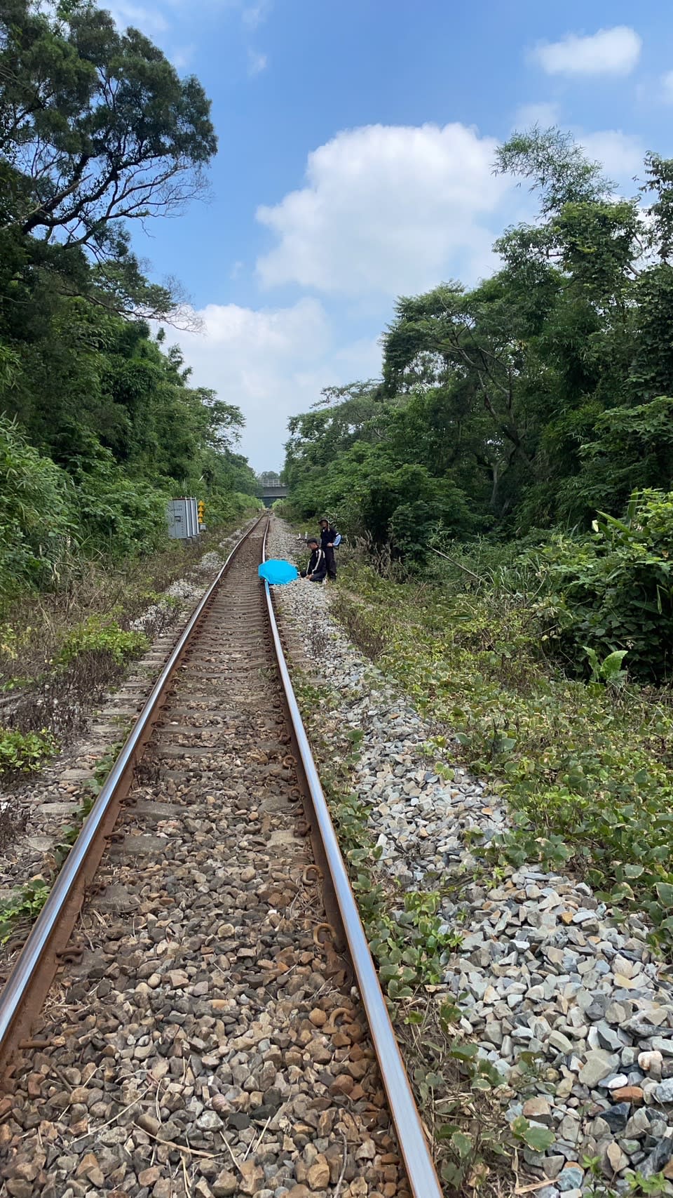 鐵軌旁沒道路可供救護車進入，內灣小火車變救護車。（圖：消防局提供）