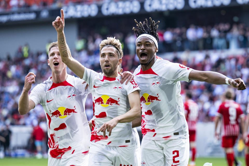 Kevin Kampl del Leipzig celebra con Daniel Olmo Carbajal y Mohamed Simakan tras anotar ante el Freiburg en la Bundesliga el sábado 6 de mayo del 2023. (Tom Weller/dpa via AP)