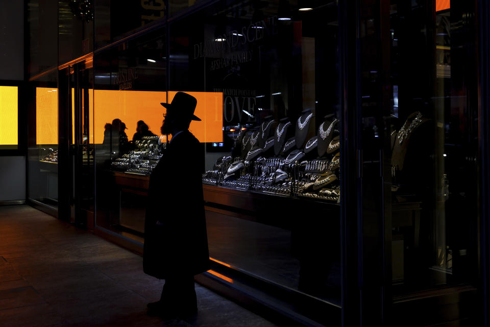 A man window shops for jewelry, Monday, Dec. 19, 2022, in New York. After a two-year hiatus, holiday procrastinators are back this year, during a holiday season when retailers need them even more. Shoppers have been pulling back on buying and waiting for the best deals as inflation weighs on their shopping habits. (AP Photo/Julia Nikhinson)