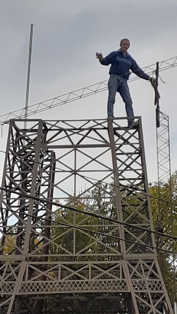 Claudio Marchetti mientras construía la torre