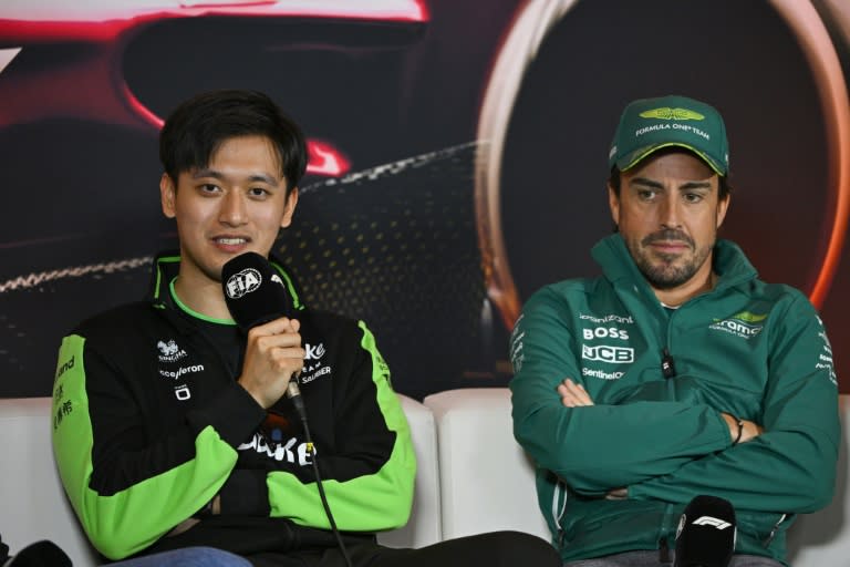 Zhou Guanyu and Aston Martin's Fernando Alonso on Thursday (Hector RETAMAL)