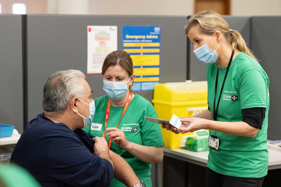 Sophie talking about the vaccination with a member of the public (Daniel Lewis/ St John Ambulance)