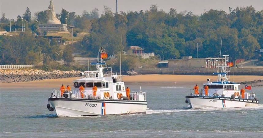 大陸漁船在金門海域翻覆釀2死，事件持續延燒。圖為金門海巡隊出海取締越界陸船。（示意圖／資料照）