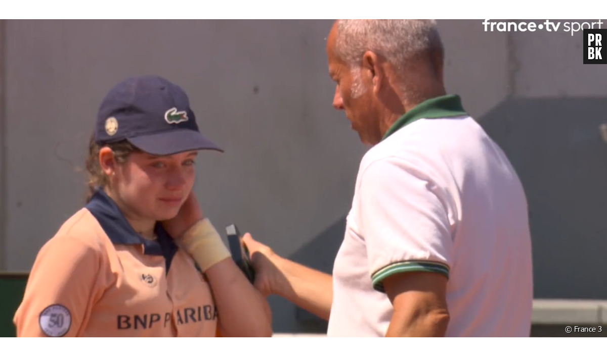 Roland-Garros 2023 : une ramasseuse en pleurs après avoir pris une balle dans la tête, deux joueuses disqualifiées
 - France 3