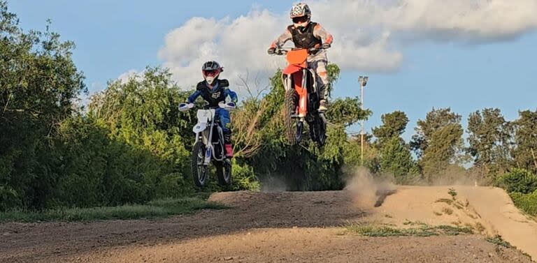 Sofía Scherrer, a la izquierda, hoy tiene 16 años y practica en la pista Millenium Otamendi de Campana