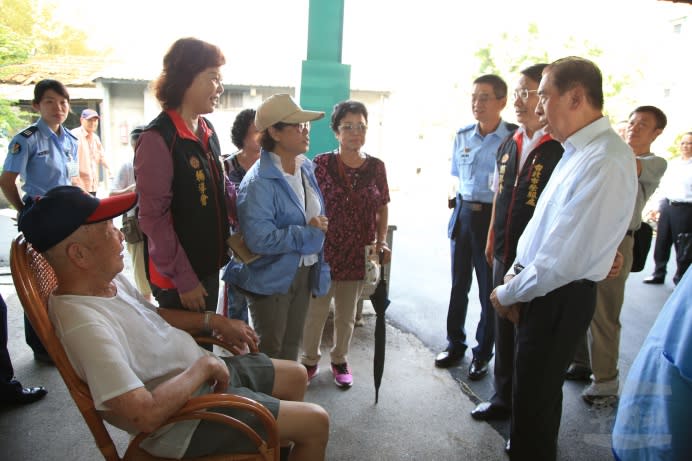 軍人之友社理事長李棟樑26日前往空軍芳蘭山退員宿舍，關心榮民眷們生活狀況。（軍聞社記者陳映竹攝）