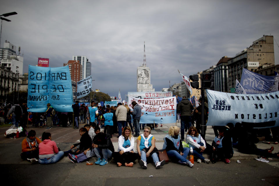 Los manifestantes se sientan en el medio de la avenida 9 de Julio para protestar contra las nuevas medidas económicas del gobierno en Buenos Aires, Argentina, el miércoles 12 de septiembre de 2018. (AP Foto / Natacha Pisarenko)