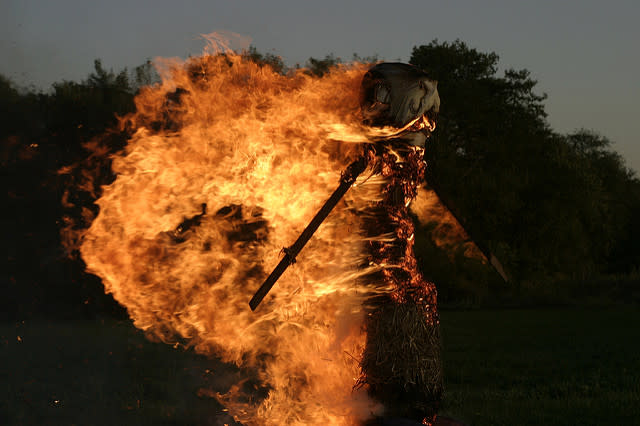 Burning effigies, Ecuador