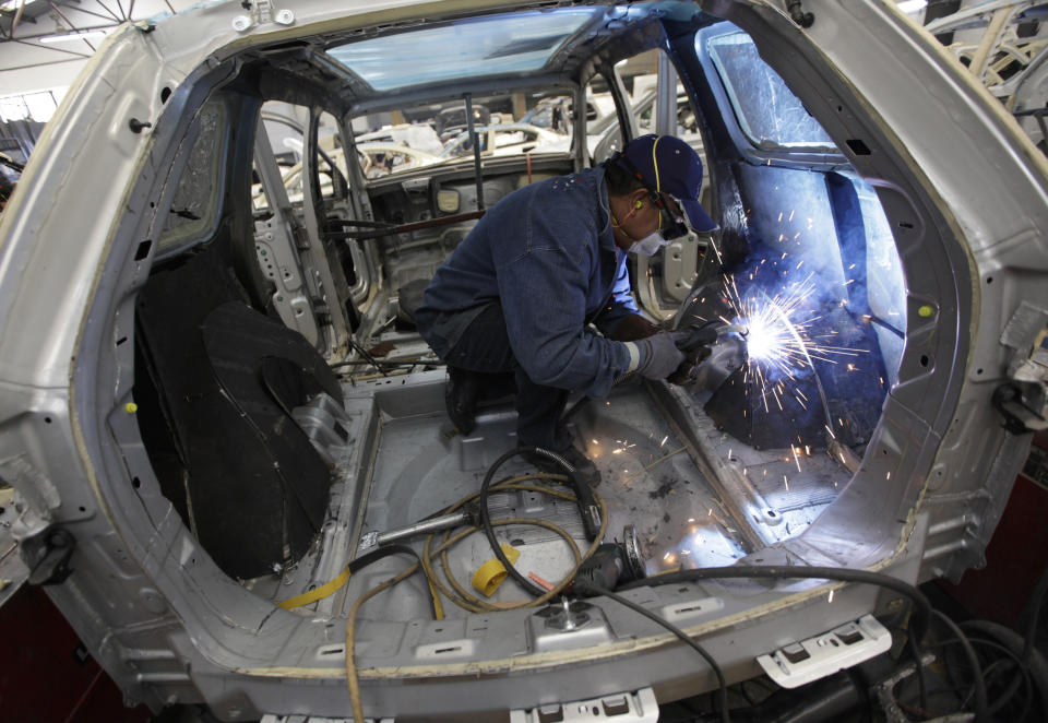 La economía mexicana acumula cinco trimestres consecutivos de caídas. En la imagen, una trabajador en un taller en Ciudad de México. Foto: REUTERS/Claudia Daut