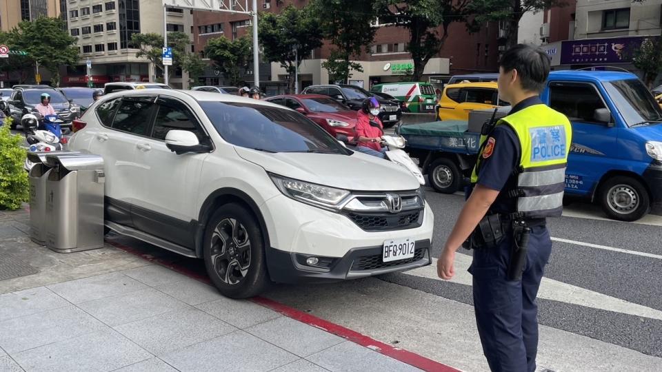 白色休旅車內刑事局門口男子陳屍車內。（圖／翻攝畫面）