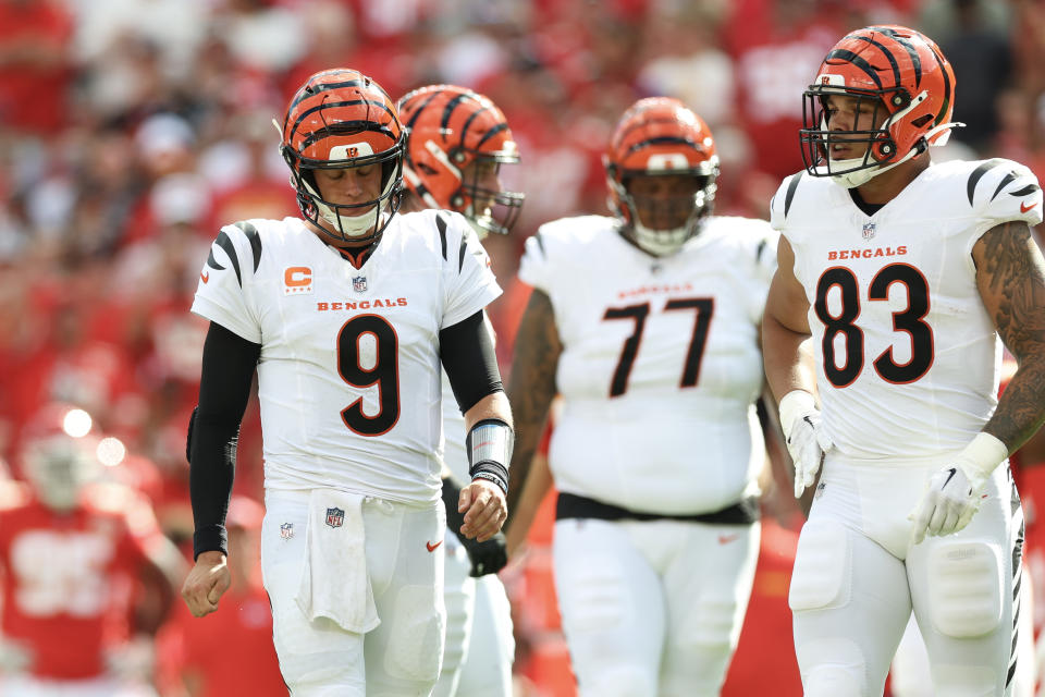 KANSAS CITY, MISSOURI - SEPTEMBER 15: Joe Burrow #9 van de Cincinnati Bengals kijkt toe tegen de Kansas City Chiefs tijdens het eerste kwartaal op GEHA Field in Arrowhead Stadium op 15 september 2024 in Kansas City, Missouri. (Foto door Jamie Squire/Getty Images)