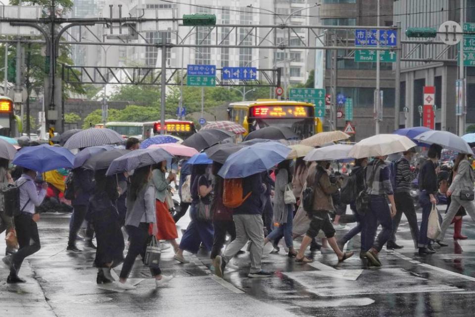 受南方雲系北移及東北季風增強影響，今起到周二全台有雨。（資料照／黃子明攝）