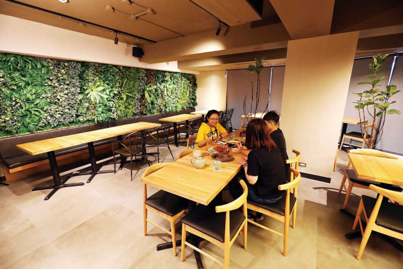 「Herbivore復興店」用木質桌椅與綠意擺設營造自然感受。（圖／于魯光攝）