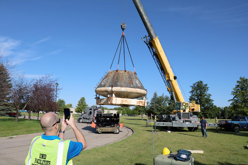 Ein Kran wird verwendet, um das Orion-Besatzungsmodul am Department of Space Studies der University of North Dakota zu positionieren.