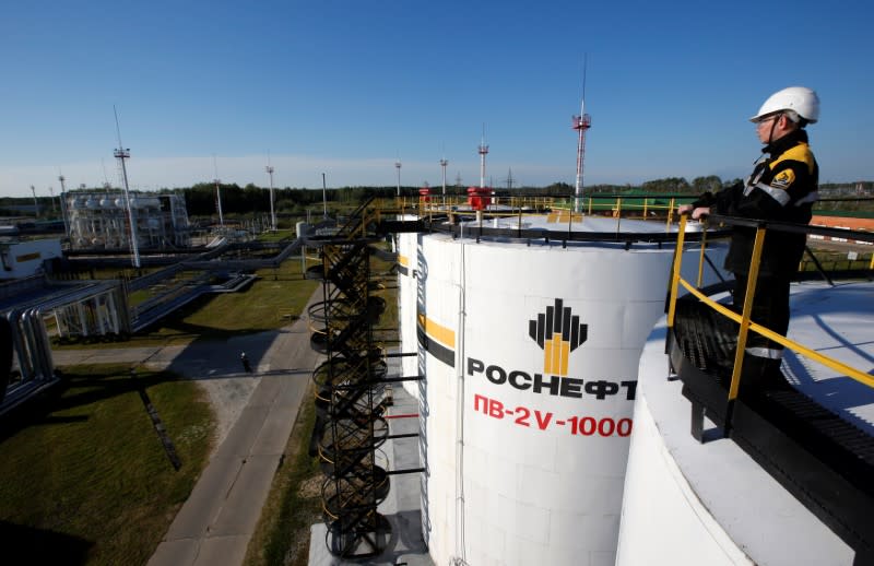 A worker is seen at the central processing facility of the Rosneft-owned Priobskoye oil field outside the West Siberian city of Nefteyugansk, Russia, August 4, 2016. REUTERS/Sergei Karpukhin