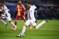 Voici le troisième but parisien, qui est l'œuvre de Neymar. Le Brésilien vient de marquer son premier but en deux matchs de Ligue des Champions avec le PSG cette saison. (crédit AFP)