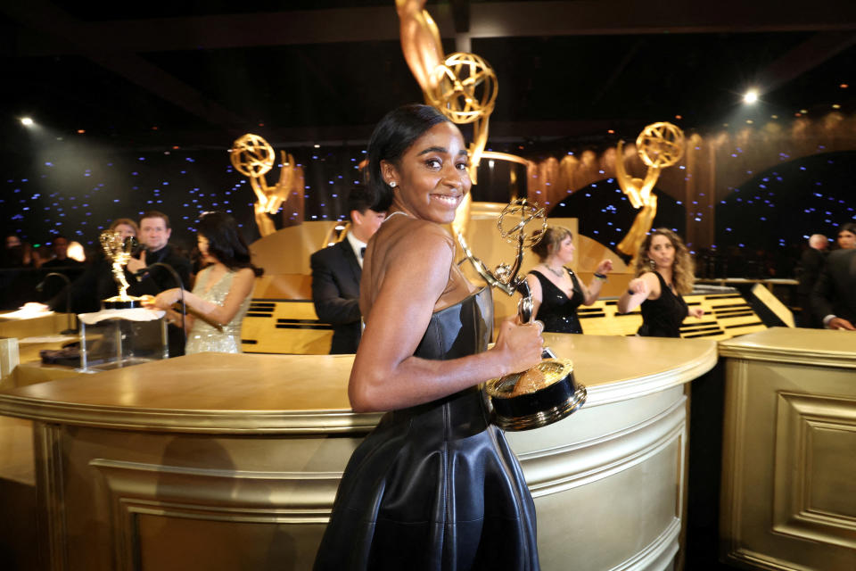 Ayo Edebiri bekam den Emmy von Christina Applegate überreicht (Bild: Reuters)