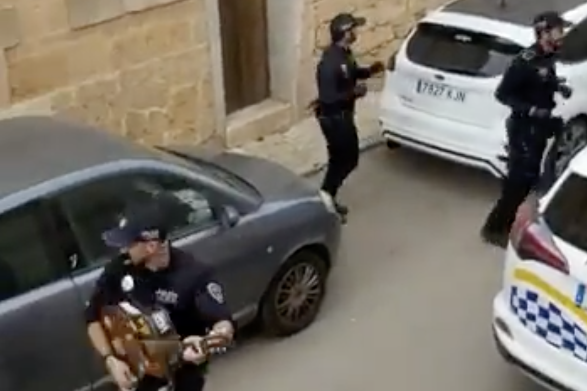 Police in Mallorca, Spain have been singing for locals in lockdown due to coronavirus: Coronavirus Good News Stories/Twitter