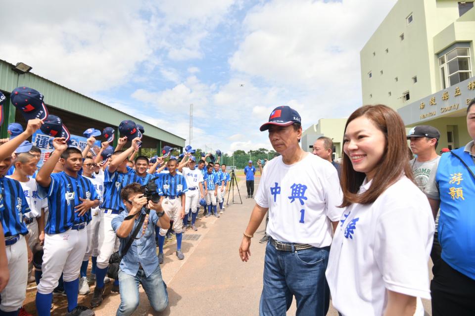 ▲國民黨總統初選參選人郭台銘6月17日偕夫人曾馨瑩回娘家，參訪中興國中與南投縣立棒球場，夫妻倆戴起國旗帽一身輕裝出席。（圖／郭台銘競選團隊）