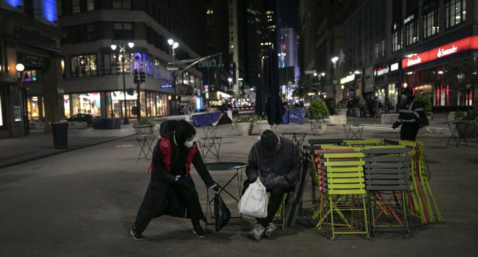 <span class="caption">A Muslims Giving Back volunteer delivers warm food to a homeless man in New York City in April 2020.</span> <span class="attribution"><a class="link " href="https://newsroom.ap.org/detail/On%20A%20Ramadan%20Mission-Photo%20Essay/4e6b59a4c6a7422b88a4e38675340756?Query=us%20muslims%20donor&mediaType=photo&sortBy=arrivaldatetime:desc&dateRange=Anytime&totalCount=16&currentItemNo=1" rel="nofollow noopener" target="_blank" data-ylk="slk:P Photo/Wong Maye-E;elm:context_link;itc:0;sec:content-canvas">P Photo/Wong Maye-E</a></span>