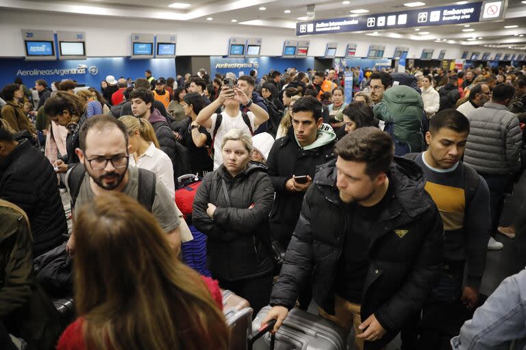 Demoras y cancelaciones en aeroparque y Ezeiza por una falla en el sistema de Aerolíneas Argentinas