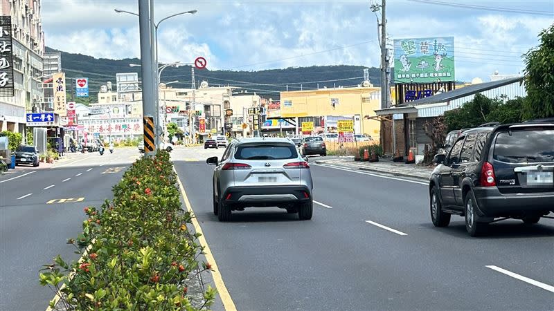 屏東縣恆春鎮上周末，有一家4口騎單車，騎在台26線26.8公里處快車道內。（圖／記者陳弘逸攝影）