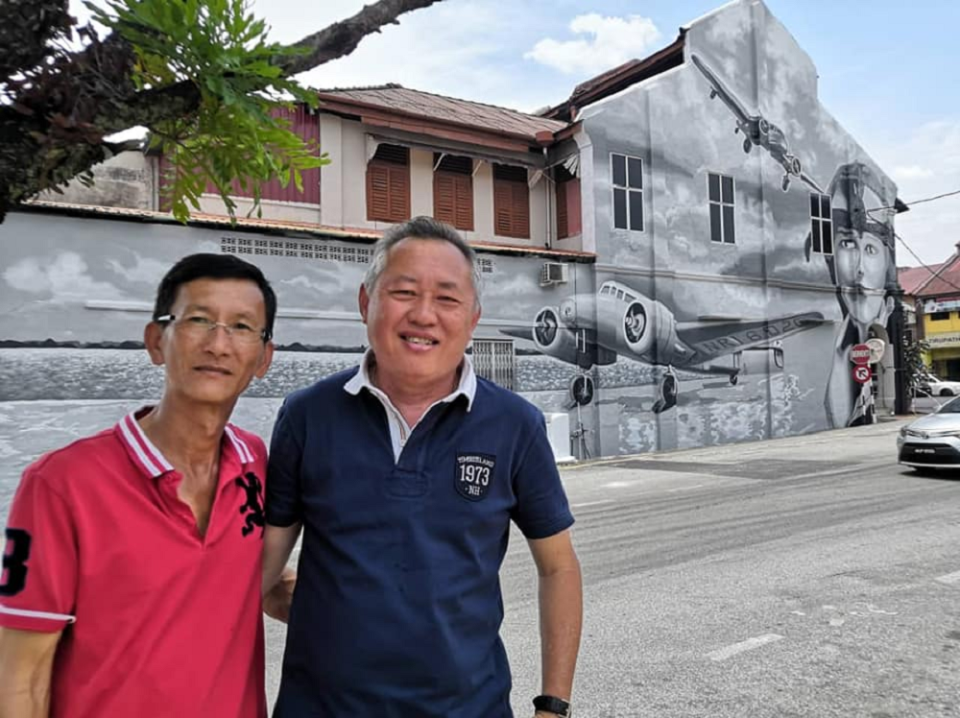 It took Datuk Chen Teck Meng (right) and Khok Chai Ong nine days to complete the drawing on the wall of a double storey building at Jalan Abdul Jalil, next to Taiping Hospital. — Picture via Facebook/ Majlis Perbandaran Taiping