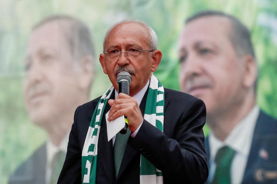2023年5月11日，土耳其反對派總統參選人基里達歐魯在布爾薩（Bursa）造勢，但背景是總統艾爾段的海報。路透社