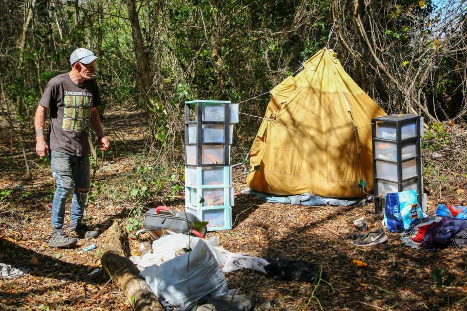 Joe Cornell, de 61 años, atiende a su campamento de indigentes en una zona rural saliendo de Rowan Road, el martes, 27 de febrero 2024, en New Port Richey. Cornell, que ha estado sin hogar durante un año, dijo que ha tenido dificultades para encontrar empleo.