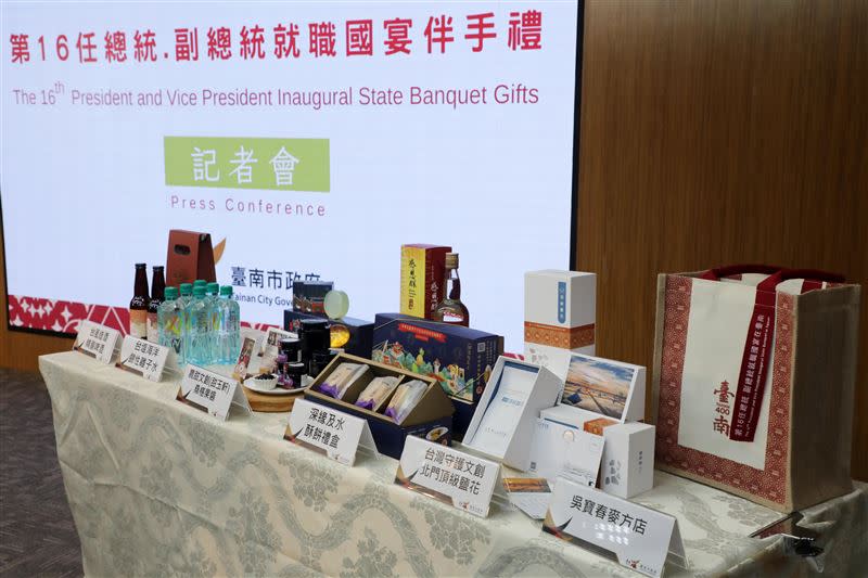 台南市長黃偉哲開箱520國宴特製的台南特色伴手禮組合