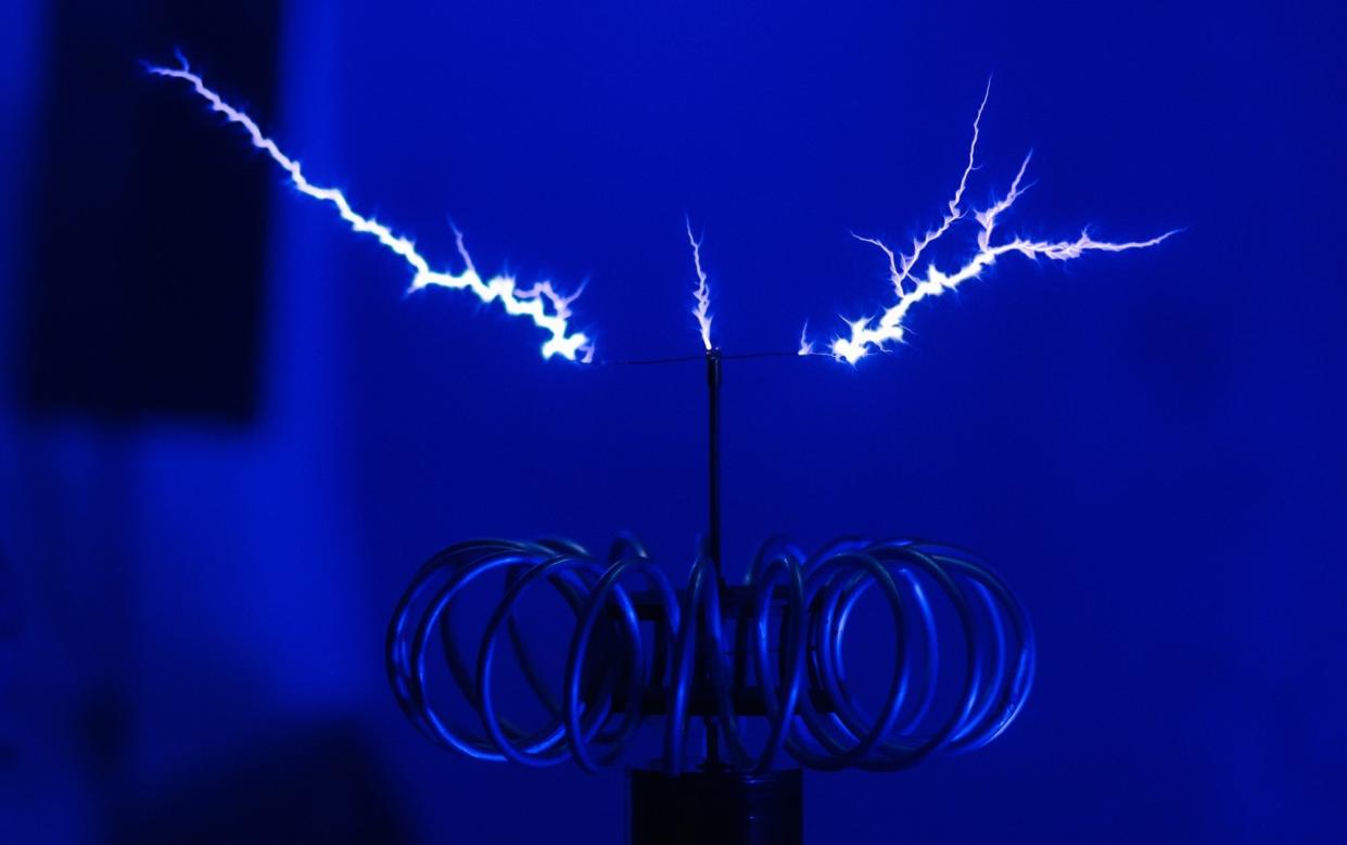 Tesla coil experiment to demonstrate how electricity works