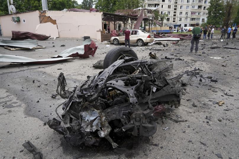 Ein Auto am Ort des russischen Luftangriffs, nachdem eine Bombe ein Wohngebiet in Charkiw beschädigt hat. Ukraine, am Mittwoch, den 22. Mai 2024.