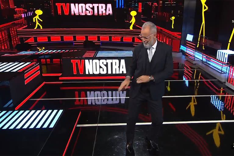 Rial y su improvisada coreografía durante la presentación de su nuevo ciclo