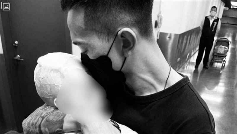 蔡姓女嬰的父親抱著受傷的女兒，留下最後一吻。（圖／翻攝自《鳳梨 吳泓逸》臉書）
