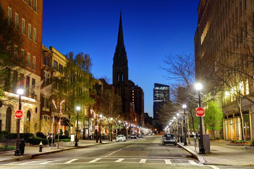Die Newbury Street in Boston schaffte es auf Platz 31. - Copyright: DenisTangneyJr, iStock / Getty Images Plus