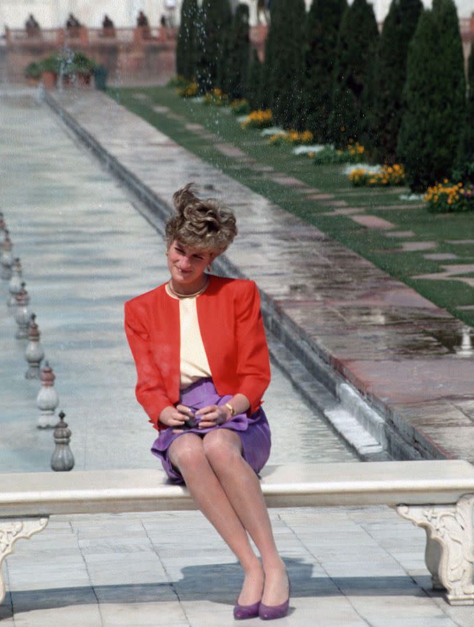 Prinzessin Diana sitzt am 11. Februar 1992 vor dem Taj Mahal in der „Duchess Slant“-Pose. [Bild: Getty]