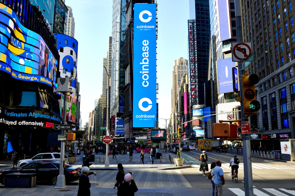 Anuncios de la oferta pública inicial de Coinbase desplegados en la Torre Nasdaq en Times Square, en Nueva York, el 14 de abril de 2021. (Gabby Jones/The New York Times).