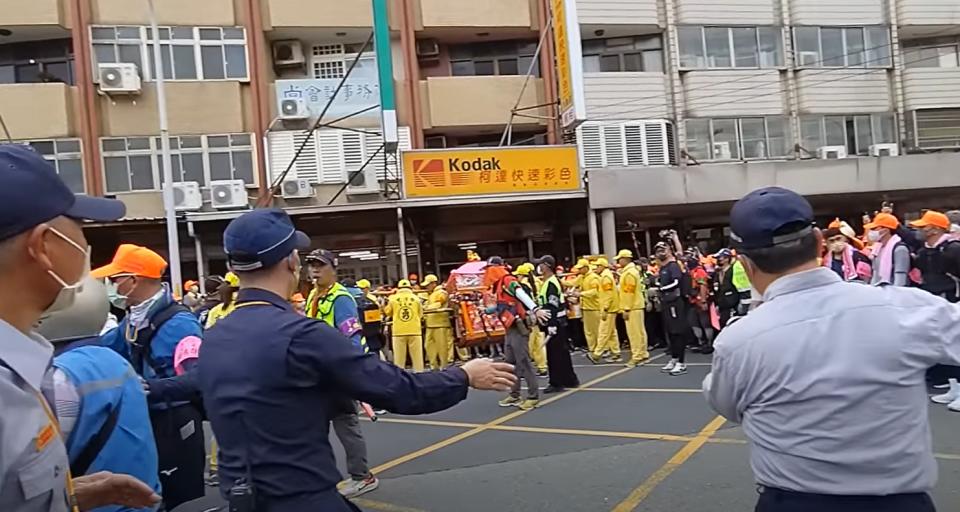 媽祖神轎經過烏日警分局時，突然陷入猶豫。（圖／翻攝自白沙屯媽祖網路電視台YouTube）