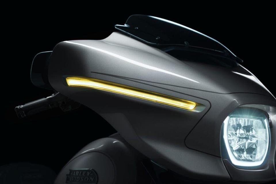 為優化騎士的騎乘視線，將方向燈改為LED照明燈條，並整合大燈設計，提升現代科技感，還能同時凸顯明顯肌肉線條外觀。(圖片提供：太古鼎翰)