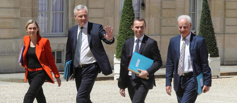 Le ministre de l'Économie et des Finances, Bruno Le Maire, doit faire face à la contestation des commerçants qui vendent des produits non alimentaires, obligés de fermer leur porte.
