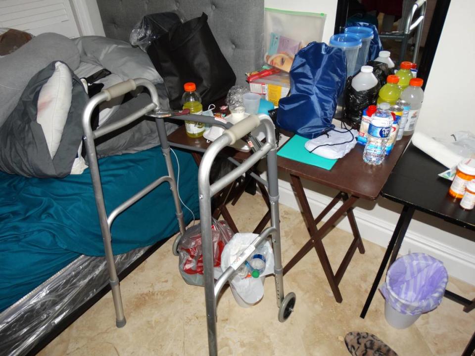 Una mesa plegable junto a la cama en una casa de recuperación de cirugía plástica de Miami-Dade, que carecía de licencia, como la mayoría.