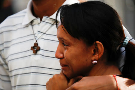 Mourners of the municipal lawmaker Fernando Alban react outside the headquarters of Bolivarian National Intelligence Service (SEBIN) in Caracas, Venezuela October 8, 2018. REUTERS/Carlos Garcia Rawlins