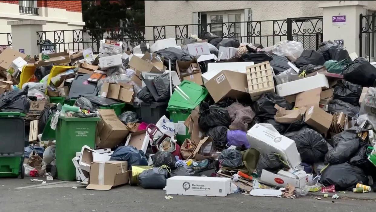 Un tas de déchets dans les rues de Paris pendant la grève des éboueurs de mars 2023 - BFMTV