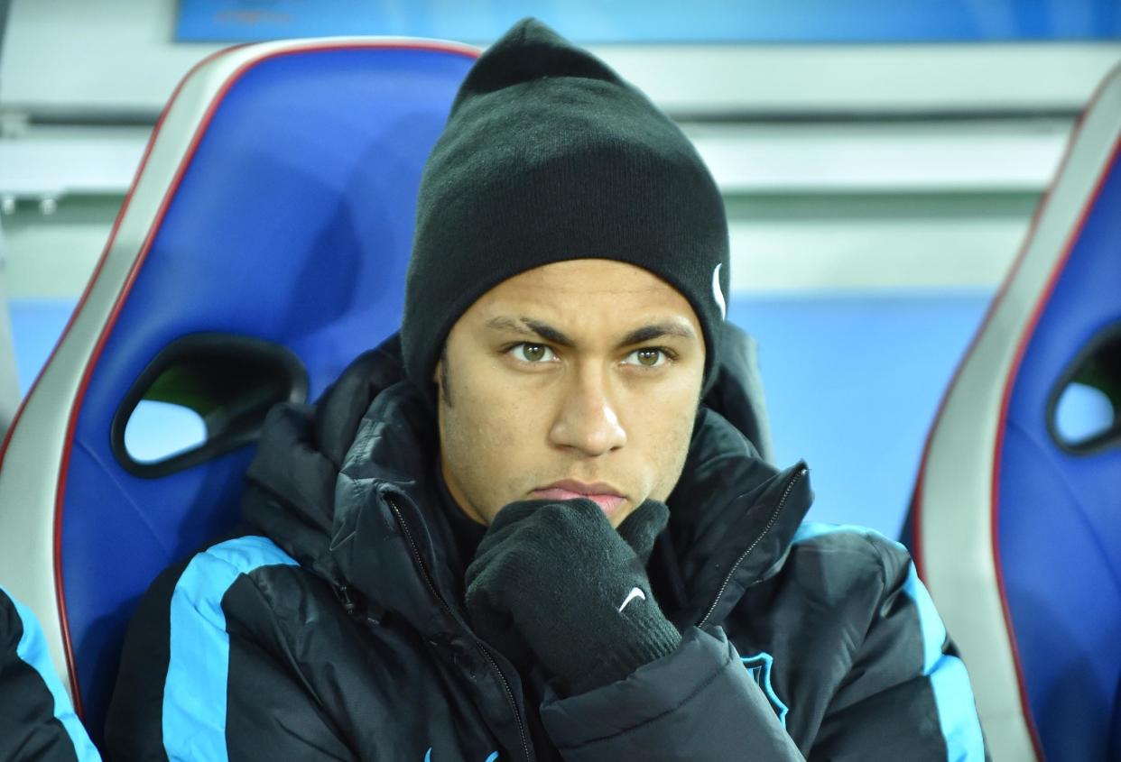 El delantero del FC Barcelona Neymar, observa desde el banquillo un partido contra el Guangzhou Evergrande durante el Mundial de Clubes, el 17 de diciembre de 2015 en Yokohama (Japón) (AFP | Kazuhiro Nogi)